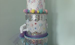 Three-tier Champagne & Cupcake Extreme Cake - Image 2
