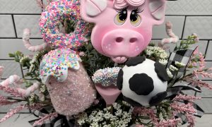 Poppy the Pig Farmhouse Centerpiece